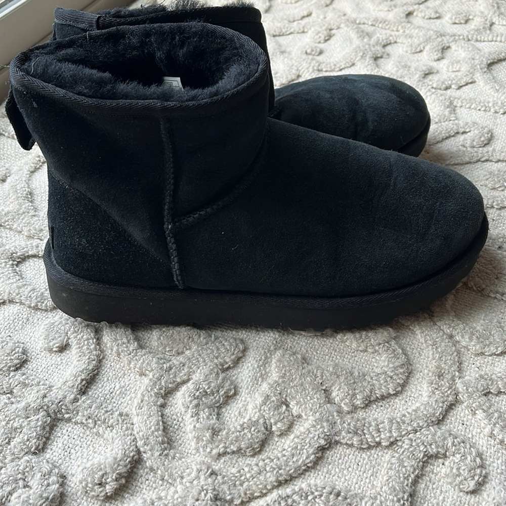Women’s black UGG classic Mini ll Boot Size 10